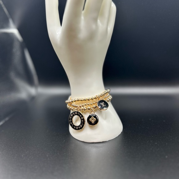 3 LV zipper pull charms on a 3 set gold color stretchable brac… - Picture 5 of 5